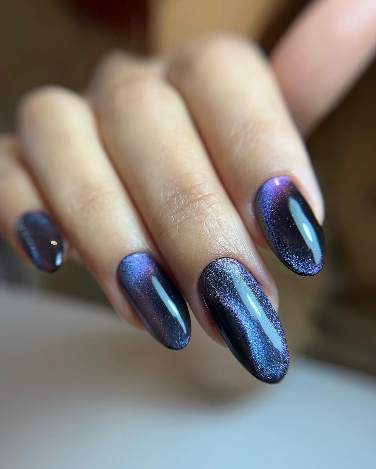Lacivert cat eye efektli, parlak badem tırnaklar