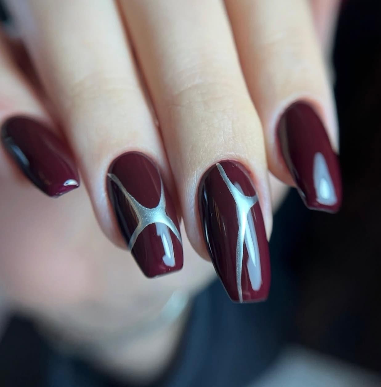 Bordo zemin üzerine gümüş krom swirl detaylar